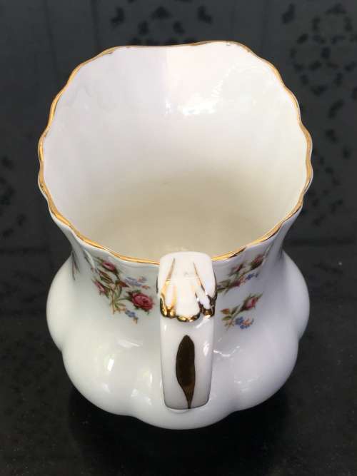 Delightful Vintage c1975-1997 Royal Albert "WINSOME" Bone China England, Creamer 300ml
