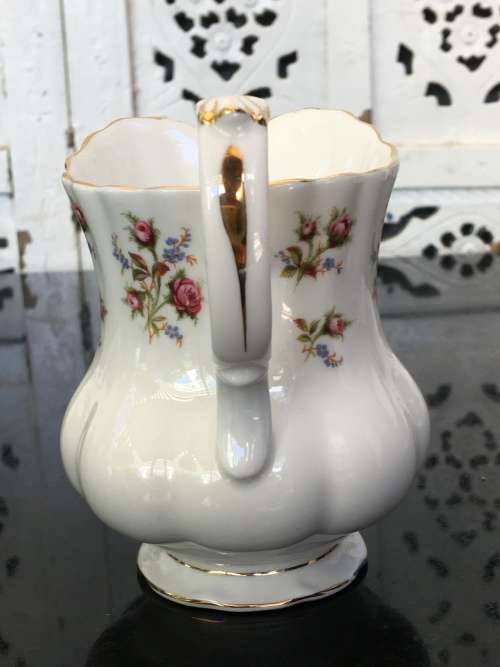 Delightful Vintage c1975-1997 Royal Albert "WINSOME" Bone China England, Creamer 300ml