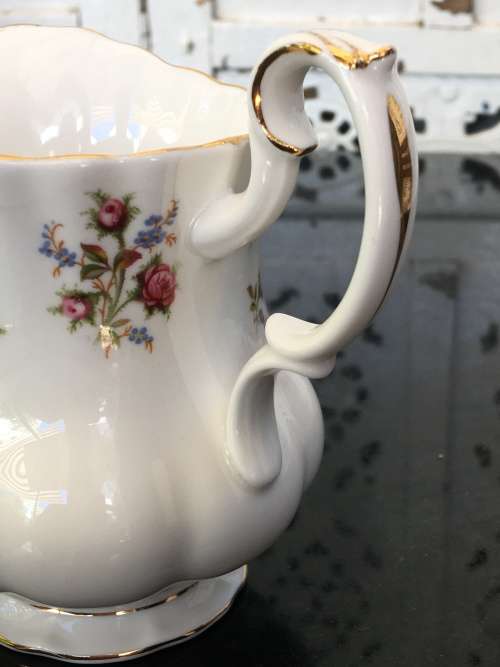 Delightful Vintage c1975-1997 Royal Albert "WINSOME" Bone China England, Creamer 300ml
