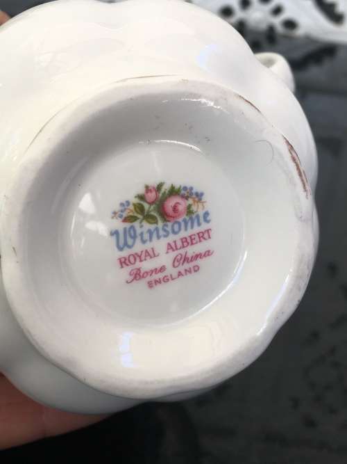 Delightful Vintage c1975-1997 Royal Albert "WINSOME" Bone China England, Creamer 300ml