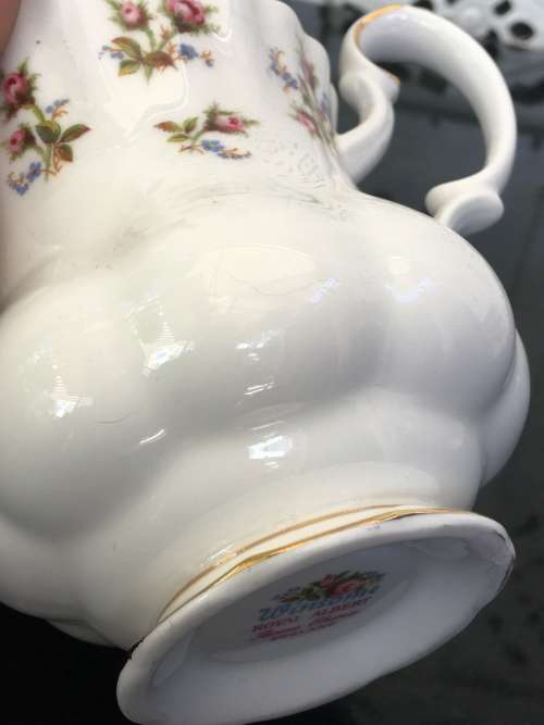 Delightful Vintage c1975-1997 Royal Albert "WINSOME" Bone China England, Creamer 300ml