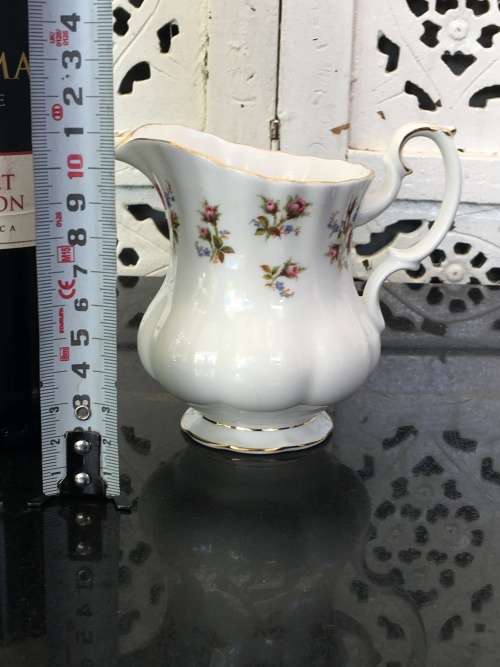 Delightful Vintage c1975-1997 Royal Albert "WINSOME" Bone China England, Creamer 300ml