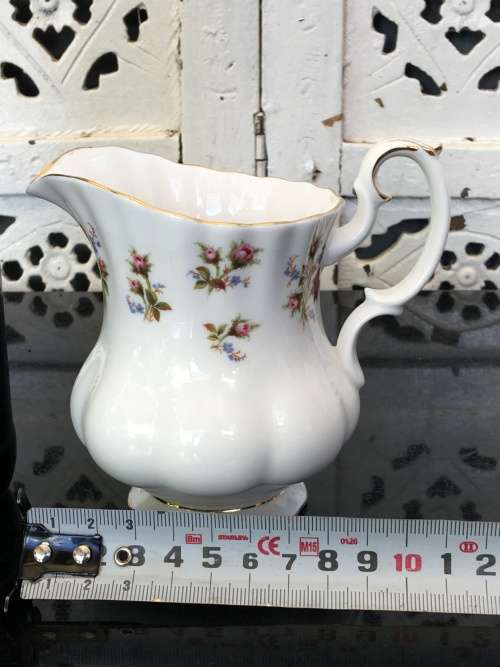 Delightful Vintage c1975-1997 Royal Albert "WINSOME" Bone China England, Creamer 300ml
