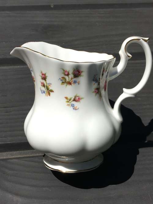 Delightful Vintage c1975-1997 Royal Albert "WINSOME" Bone China England, Creamer 300ml