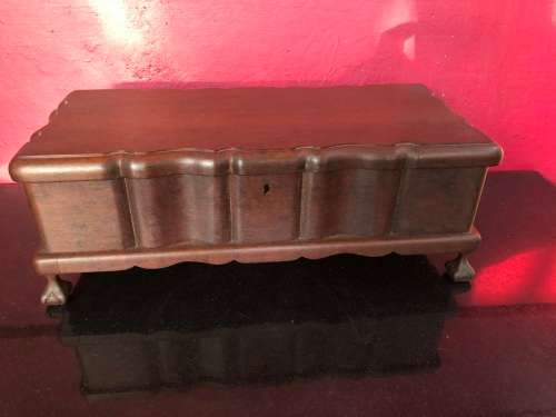 STUNNING FELT LINED EMBUIA BALL AND CLAW DOCUMENT , TRINKET OR JEWELRY KIST - NO KEY