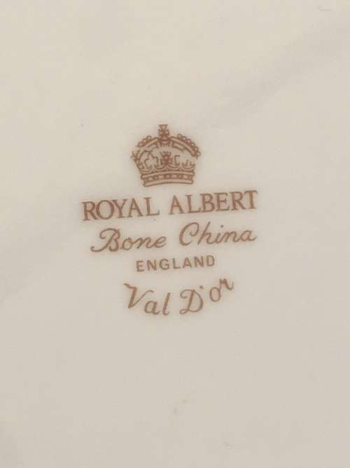 Set of 6 Classic Gold & White Val'd'Or Royal Albert Bone China England, Porcelain 20cm Plates
