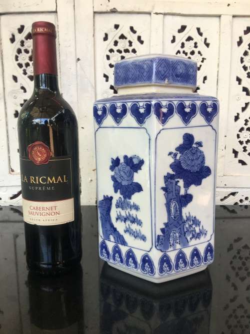 A Extra Large Chinese Blue & White Landscape & Floral Hand Painted U/G Storage Jar