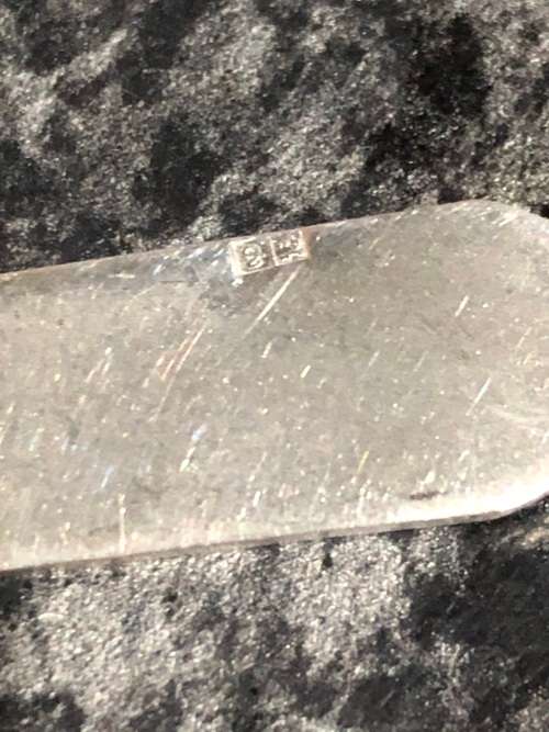 ABSOLUTELY STUNNING STERLING SILVER HALL MARKED CHAIN AND CARTOUCHE PENDANT CLEARLY MARKED - 4.46 g