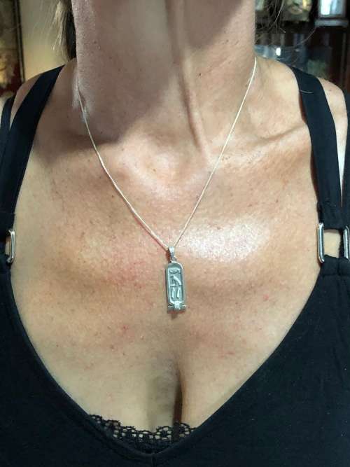 ABSOLUTELY STUNNING STERLING SILVER HALL MARKED CHAIN AND CARTOUCHE PENDANT CLEARLY MARKED - 4.46 g