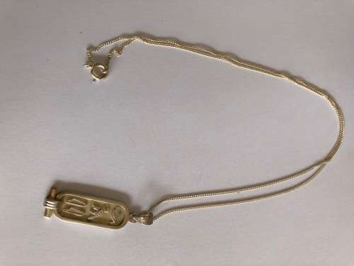 ABSOLUTELY STUNNING STERLING SILVER HALL MARKED CHAIN AND CARTOUCHE PENDANT CLEARLY MARKED - 4.46 g