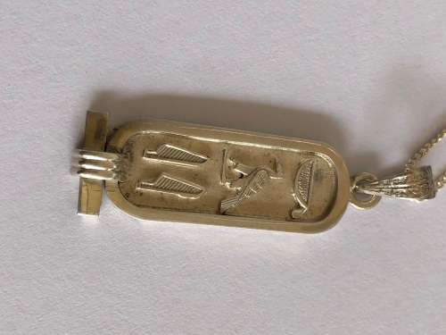 ABSOLUTELY STUNNING STERLING SILVER HALL MARKED CHAIN AND CARTOUCHE PENDANT CLEARLY MARKED - 4.46 g