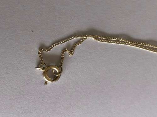 ABSOLUTELY STUNNING STERLING SILVER HALL MARKED CHAIN AND CARTOUCHE PENDANT CLEARLY MARKED - 4.46 g