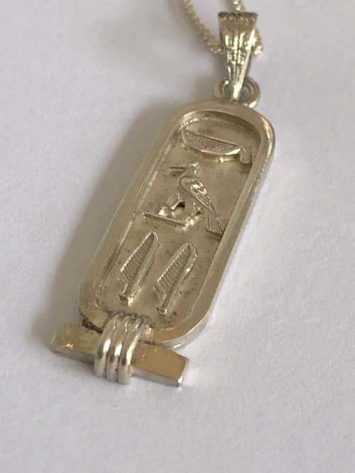 ABSOLUTELY STUNNING STERLING SILVER HALL MARKED CHAIN AND CARTOUCHE PENDANT CLEARLY MARKED - 4.46 g