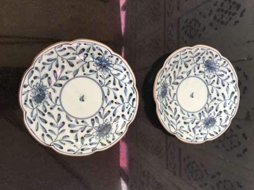 Set Blue & White Hand Painted Japanese Arita Toho Scalloped Dishes with Artemis Leaf in Center