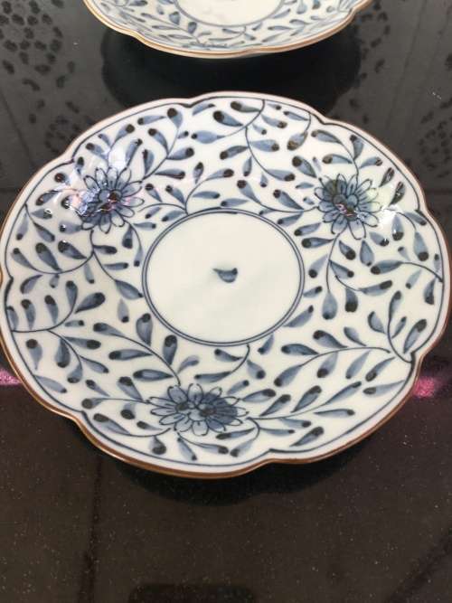 Set Blue & White Hand Painted Japanese Arita Toho Scalloped Dishes with Artemis Leaf in Center