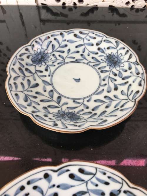 Set Blue & White Hand Painted Japanese Arita Toho Scalloped Dishes with Artemis Leaf in Center