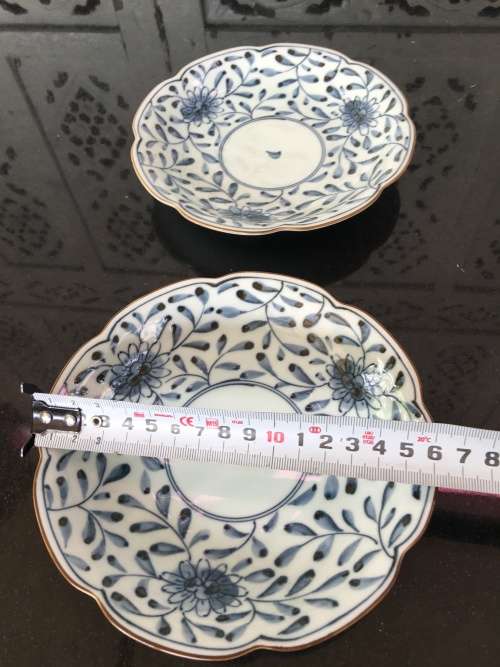 Set Blue & White Hand Painted Japanese Arita Toho Scalloped Dishes with Artemis Leaf in Center