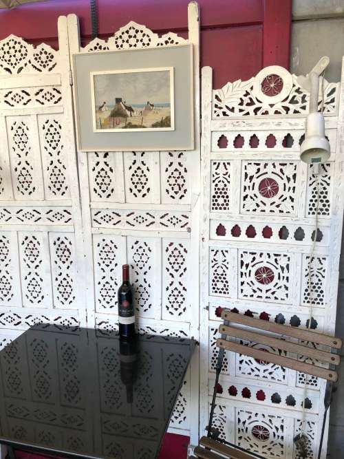 WOW !! UNSIGNED BUT STILL A STUNNING LITTLE FRAMED OIL ON BOARD OF BEACH COTTAGES