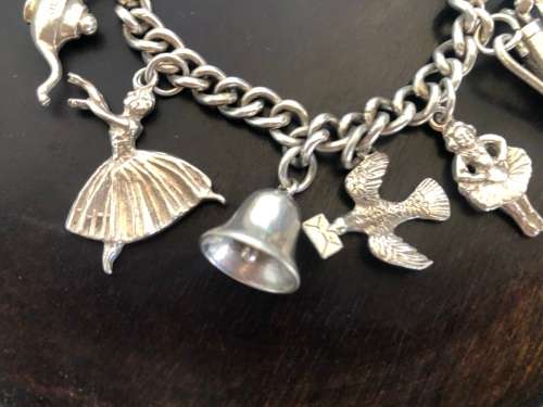 STUNNING CHUNKY STERLING SILVER CHARM BRACELET - WITH 10 CHARMS - CLEARLY MARKED - 52.31g