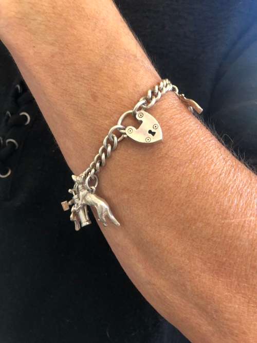 STUNNING CHUNKY STERLING SILVER CHARM BRACELET - WITH 10 CHARMS - CLEARLY MARKED - 52.31g