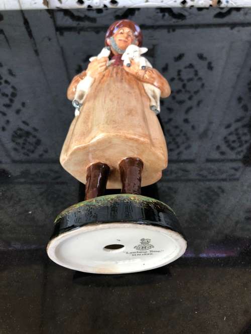 CLEARANCE !!! ROYAL DOULTON (1938 - 1981) "LAMBING TIME" FIGURINE HN1890 BY W.M. CHANCE