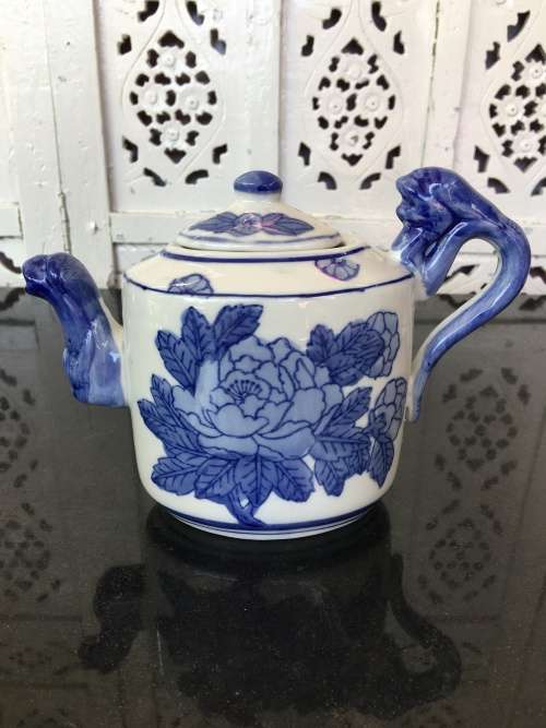 Lovely UnMarked Chinese Blue and White Raised Relief Hand Painted 500ml Tea Pot