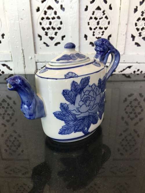 Lovely UnMarked Chinese Blue and White Raised Relief Hand Painted 500ml Tea Pot