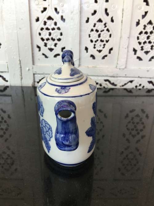 Lovely UnMarked Chinese Blue and White Raised Relief Hand Painted 500ml Tea Pot