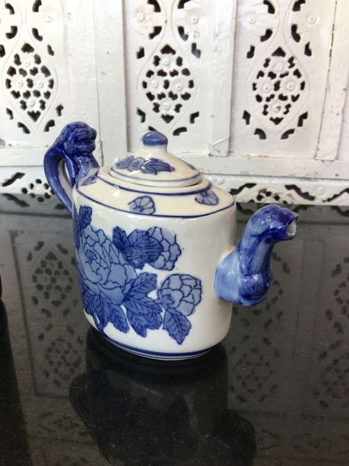 Lovely UnMarked Chinese Blue and White Raised Relief Hand Painted 500ml Tea Pot