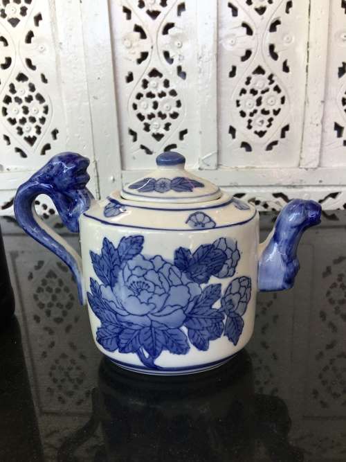 Lovely UnMarked Chinese Blue and White Raised Relief Hand Painted 500ml Tea Pot