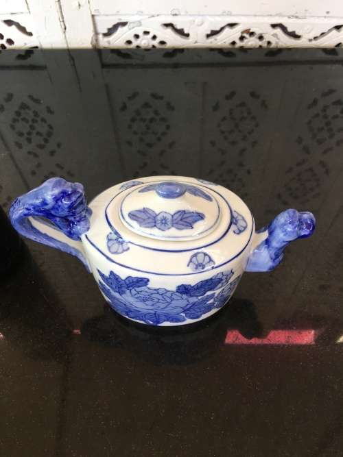 Lovely UnMarked Chinese Blue and White Raised Relief Hand Painted 500ml Tea Pot