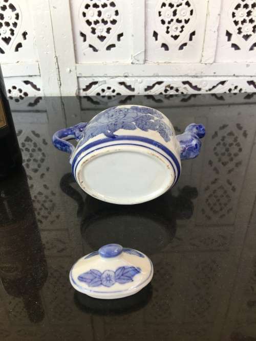 Lovely UnMarked Chinese Blue and White Raised Relief Hand Painted 500ml Tea Pot