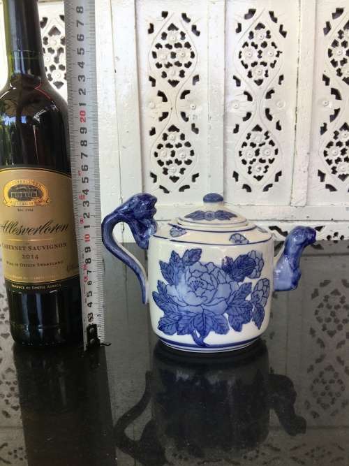 Lovely UnMarked Chinese Blue and White Raised Relief Hand Painted 500ml Tea Pot