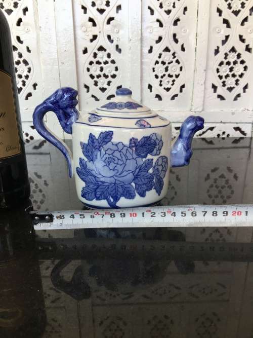 Lovely UnMarked Chinese Blue and White Raised Relief Hand Painted 500ml Tea Pot