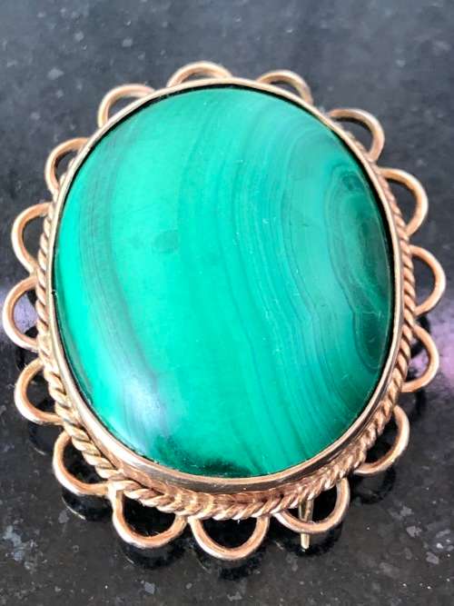 STUNNING 9ct GOLD AND MALACHITE PENDANT - MARKED ON THE HANGER - 11 GRAMS TOTAL WEIGHT