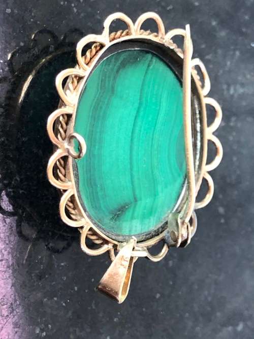STUNNING 9ct GOLD AND MALACHITE PENDANT - MARKED ON THE HANGER - 11 GRAMS TOTAL WEIGHT
