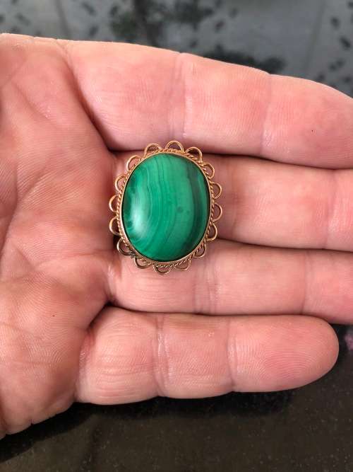 STUNNING 9ct GOLD AND MALACHITE PENDANT - MARKED ON THE HANGER - 11 GRAMS TOTAL WEIGHT