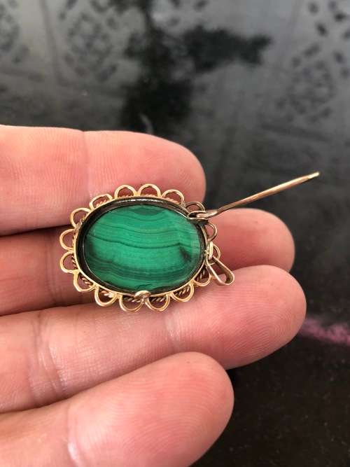 STUNNING 9ct GOLD AND MALACHITE PENDANT - MARKED ON THE HANGER - 11 GRAMS TOTAL WEIGHT