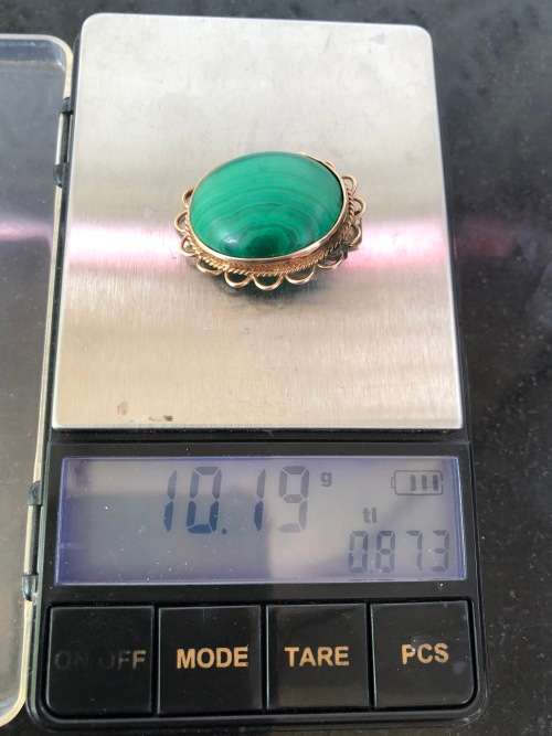 STUNNING 9ct GOLD AND MALACHITE PENDANT - MARKED ON THE HANGER - 11 GRAMS TOTAL WEIGHT
