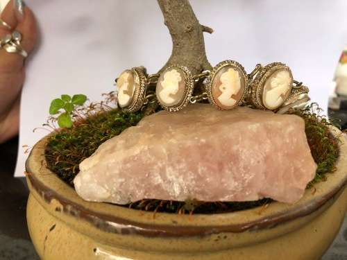 ANTIQUE VICTORIAN CARVED SHELL CAMEO FILIGREE BRACELET - GILT SILVER MARKED 800 ON THE CLASP