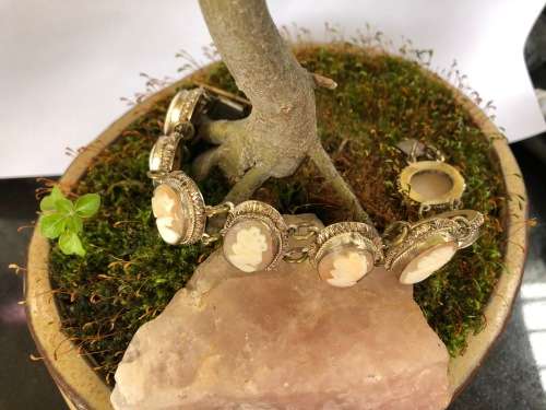 ANTIQUE VICTORIAN CARVED SHELL CAMEO FILIGREE BRACELET - GILT SILVER MARKED 800 ON THE CLASP