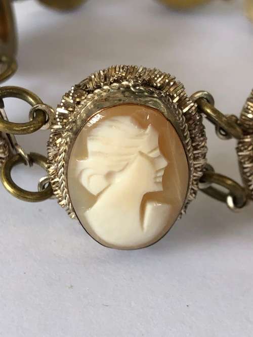 ANTIQUE VICTORIAN CARVED SHELL CAMEO FILIGREE BRACELET - GILT SILVER MARKED 800 ON THE CLASP