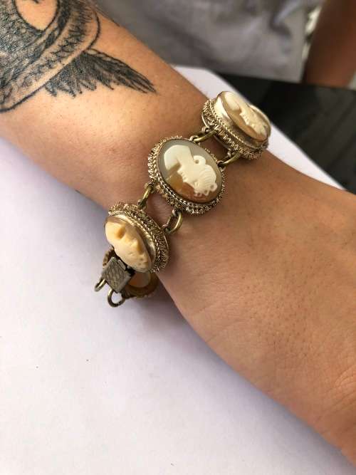 ANTIQUE VICTORIAN CARVED SHELL CAMEO FILIGREE BRACELET - GILT SILVER MARKED 800 ON THE CLASP