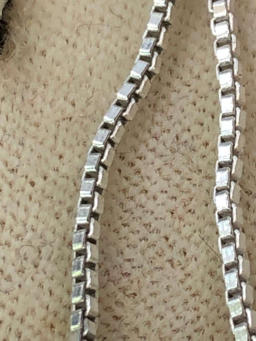 WOW !!! BEAUTIFUL ITALIAN STERLING SILVER BOX LINK CHAIN WITH A STERLING SILVER OVAL LOCKET - 9.48g