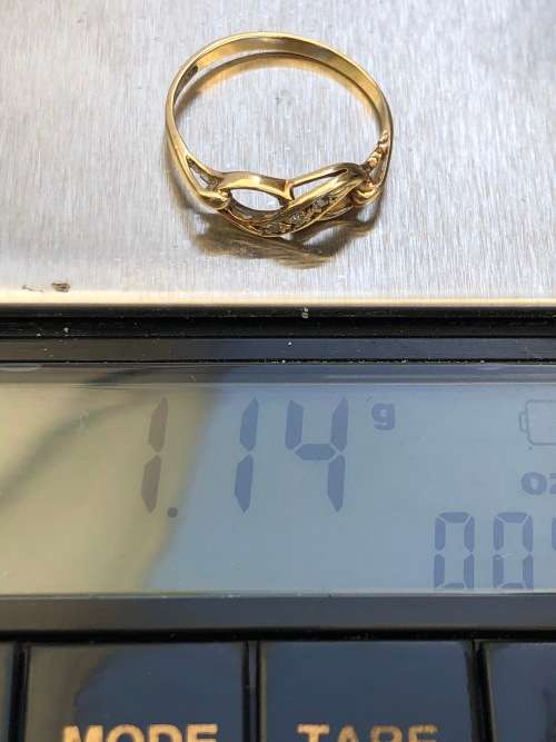WOW !!! GORGEOUS 9ct YELLOW GOLD AND DIAMOND INFINITY RING WITH 3 DIAMONDS - 1.14g