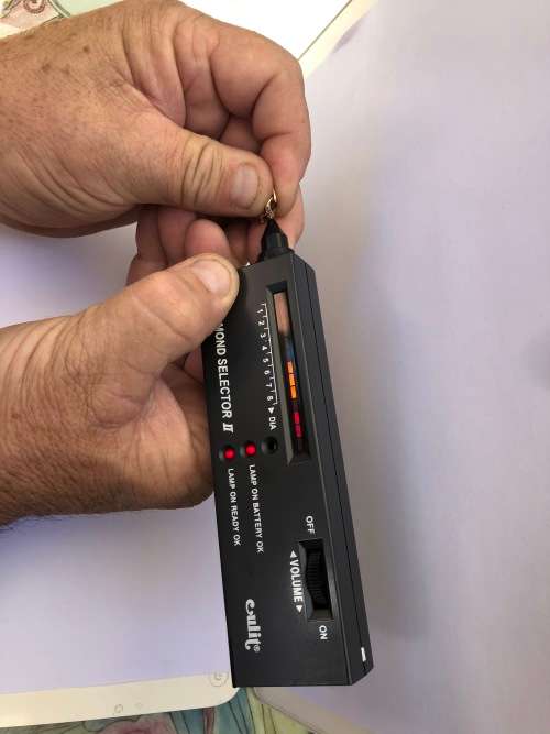 WOW !!! GORGEOUS 9ct YELLOW GOLD AND DIAMOND INFINITY RING WITH 3 DIAMONDS - 1.14g