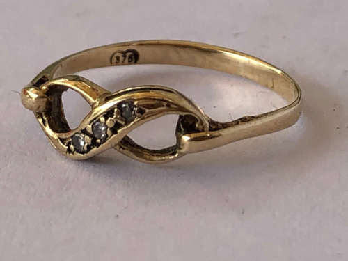 WOW !!! GORGEOUS 9ct YELLOW GOLD AND DIAMOND INFINITY RING WITH 3 DIAMONDS - 1.14g