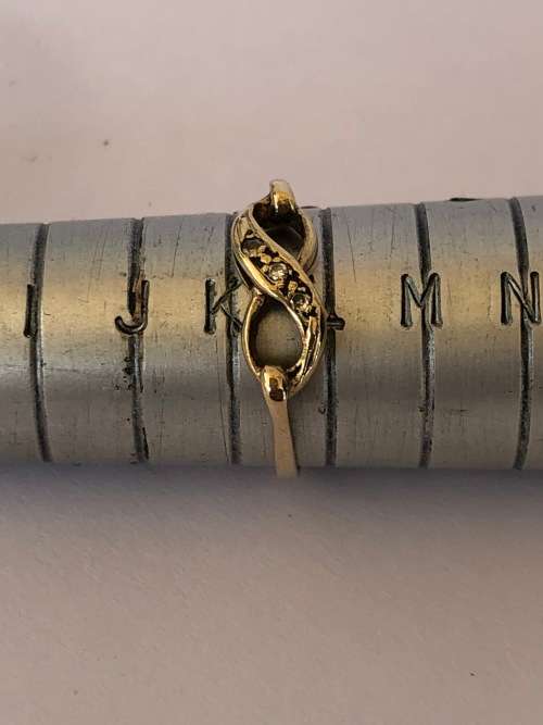 WOW !!! GORGEOUS 9ct YELLOW GOLD AND DIAMOND INFINITY RING WITH 3 DIAMONDS - 1.14g
