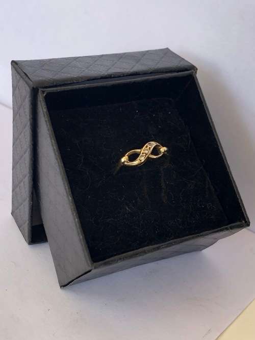 WOW !!! GORGEOUS 9ct YELLOW GOLD AND DIAMOND INFINITY RING WITH 3 DIAMONDS - 1.14g