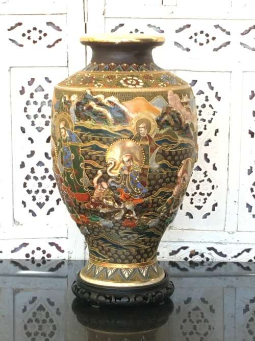 STUNNING LARGE SIGNED RYOZAN MEIJI PERIOD SATSUMA MORIAGE VASE ON A WOODEN BASE
